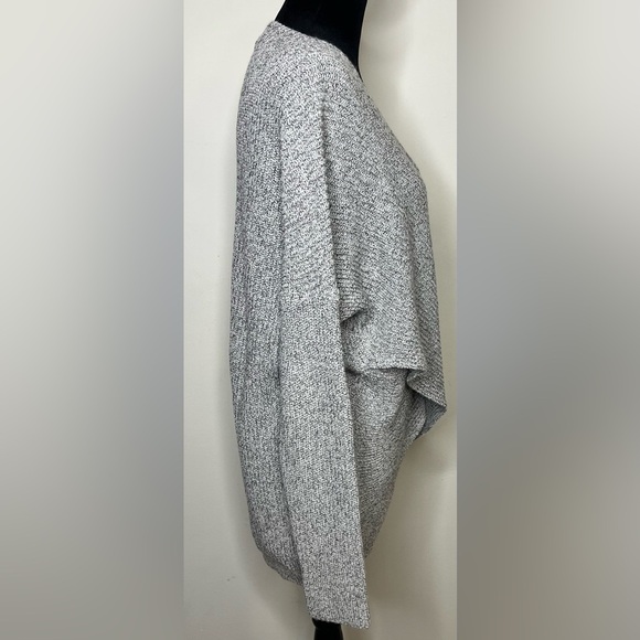 TOPSHOP faux wrap V neck knit sweater
Gray/black Longer in back. Size 8 med
EUC - Picture 3 of 7
